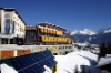 TALSTATION KOMPERDELLBAHN SERFAUS -
Skischule, Sportgeschäft, Arzt, Restaurant -
10.000 m³ - 3,5 Mio Euro Baukosten -
200 kw Hackschnitzelheizung versorgt auch Nachbargebäude -
Kontrollierte Raumlüftung mit Erdvorerwärmung -
Solaranlage für Warmwasser -
Niedrigenergiestandard